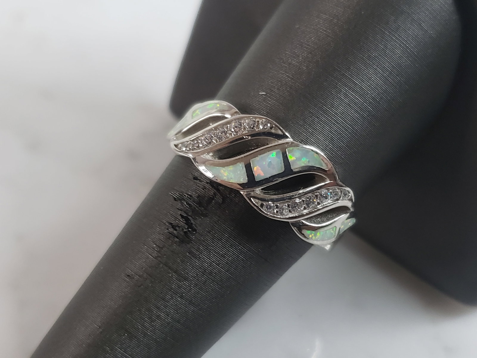 Womens Vintage Estate Sterling Silver Modernist Opal Ring: A WOMENS VINTAGE ESTATE STERLING SILVER MODERNIST OPAL RING. THE RING IS A SIZE 7.25, AND WEIGHS 4.8g. THE WIDTH OF THE RING IS 1/4". THE RING MAKES A BEAUTIFUL GIFT FOR THAT SOMEONE SPECIAL. ANY QUES