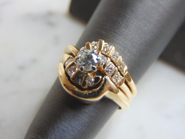 Womens Vintage Estate 14K Yellow Gold Diamond Ring: A WOMENS VINTAGE 14K YELLOW GOLD DIAMOND RING WITH A TOTAL OF ABOUT .54cts OF DIAMONDS. THE MAIN STONE IS .15cts. THE TOTAL WEIGHT IS 5.8g, AND IS A SIZE 4.5. THE WIDTH OF THE FACE IS 1/2". ANY QUESTI