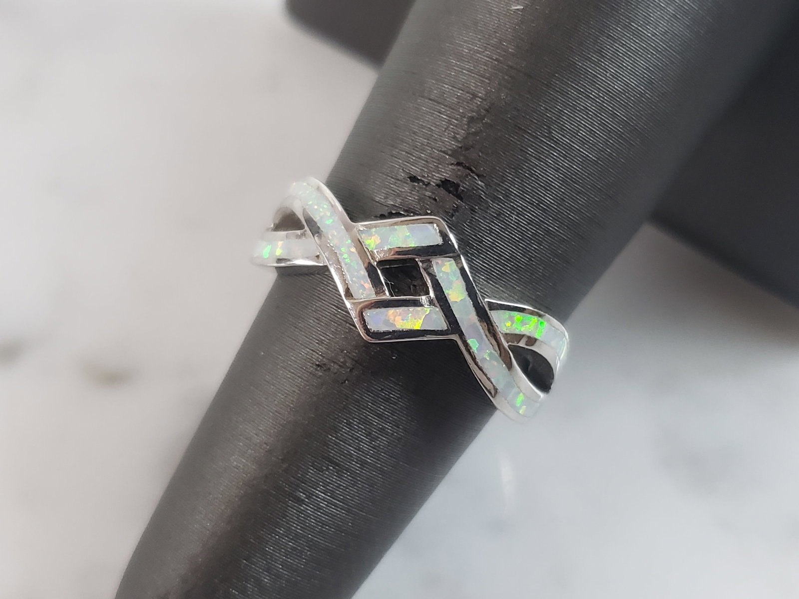 Womens Vintage Estate Sterling Silver Modernist Opal Ring: A WOMENS STERLING SILVER MODERNIST OPAL RING. THE RING IS A SIZE 6.0 AND WEIGHS 4.0g. THE WIDTH OF THE RING IS 1/4". THE RING MAKES A BEAUTIFUL GIFT FOR THAT SOMEONE SPECIAL. ANY QUESTIONS, PLEASE ASK