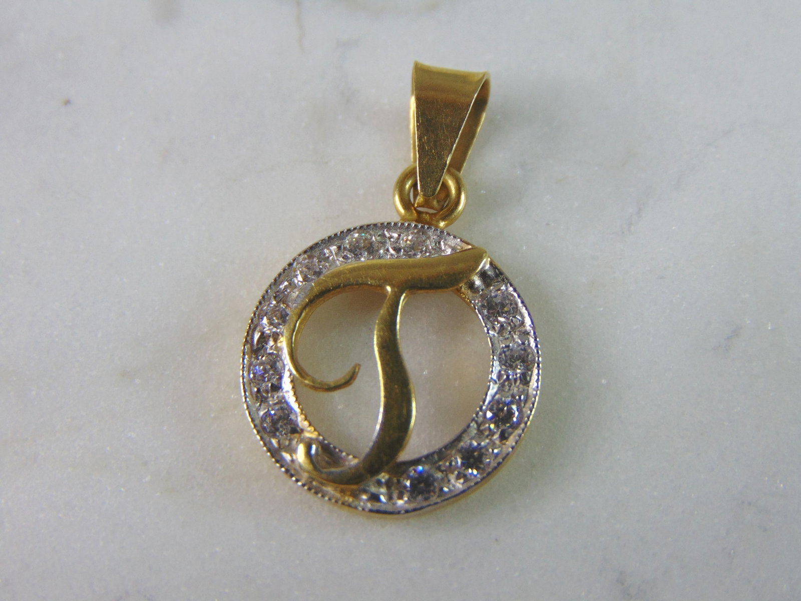 Womens Vintage Estate 18K Yellow Gold Letter T Pendant: FOR SALE IS THIS LOVELY VINTAGE ESTATE 18K YELLOW GOLD LETTER T PENDANT. PENDANT WEIGHS 2.2g AND MEASURES 1" BY 5/8". STONES ARE GLASS, NOT DIAMONDS. THIS MAKES A GREAT GIFT FOR THAT SOMEONE SPECIAL. 