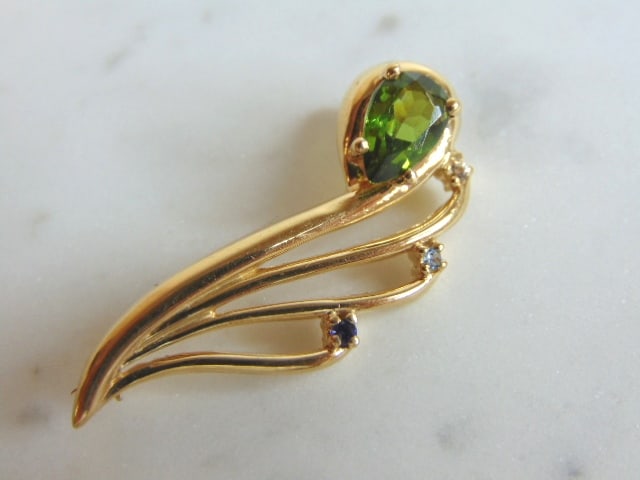 Womens Vintage Estate 14K Yellow Gold Flower Brooch: FOR SALE IS THIS LOVELY VINTAGE ESTATE 14K YELLOW GOLD FLOWER BROOCH WITH GEMSTONES. I DO NOT KNOW WHAT THE EXACT GEMSTONES ARE, BUT THEY APPEAR TO BE 1 GREEN, MAYBE DIOPSIDE; 1 BLUE, AND 1 CLEAR IN C