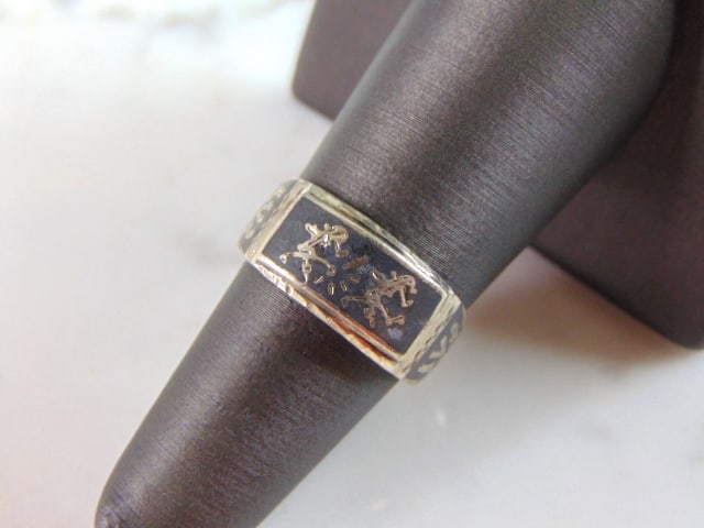 Womens Vintage Estate Sterling Silver Southwestern Ring: FOR SALE IS THIS LOVELY VINTAGE ESTATE STERLING SILVER SOUTHWESTERN RING. THE TOTAL WEIGHT OF THE RING IS 5.7g. THE RING IS A SIZE 6.75. MAKES A GREAT GIFT FOR THAT SPECIAL SOMEONE. ANY QUESTIONS, PLE