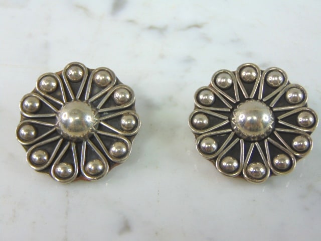 Womens Vintage Sterling Silver Flower Clip On Earrings: A PAIR OF WOMENS VINTAGE ESTATE STERLING SILVER FLOWER CLIP ON EARRINGS. THE EARRINGS WEIGH 24.5g AND MEASURE 1 3/8" IN DIAMETER. ANY QUESTIONS PLEASE DO NOT HESITATE TO ASK. BE SURE TO CHECK OUT SOME