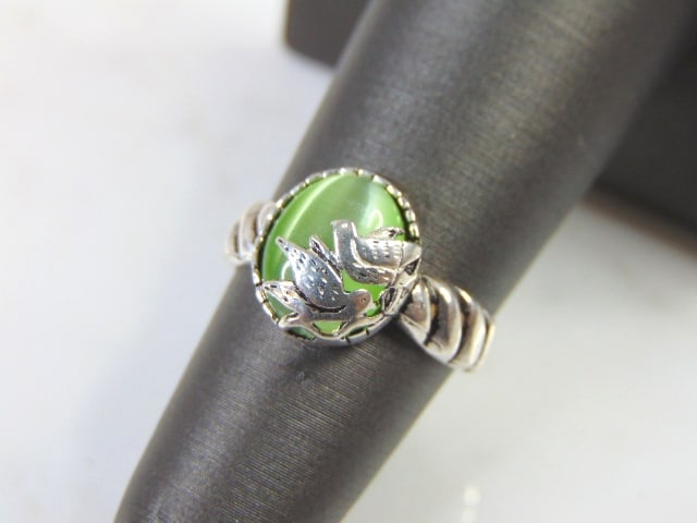 Womens Sterling Silver Fashion Bird Ring: A BEAUTIFUL VINTAGE ESTATE STERLING SILVER FASHION RING. THE RING WEIGHS 2.3g, AND IS A SIZE 4.75. THE FACE OF THE RING MEASURES 3/8". ANY QUESTIONS PLEASE DO NOT HESITATE TO ASK. BE SURE TO CHECK OUT
