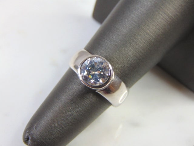 Womens Vintage Estate Sterling Silver CZ Ring: A WOMENS VINTAGE ESTATE STERLING SILVER CZ RING. THE RING WEIGHS 6.0g, AND IS A SIZE 6.25. THE WIDTH OF THE RING IS 3/8". ANY QUESTIONS PLEASE DO NOT HESITATE TO ASK. BE SURE TO CHECK OUT SOME OF MY O