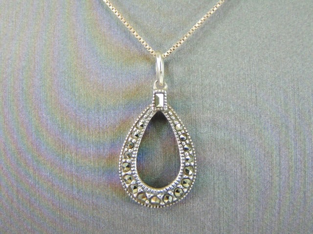 Womens Sterling Silver Modernist Pendant W/ Necklace: FOR SALE IS THIS WOMENS VINTAGE ESTATE .925 STERLING SILVER MODERNIST PENDANT WITH NECKLACE. TOGETHER THEY WEIGH 3.2g. THE PENDANT MEASURES 1" LONG BY 1/2" WIDE. THE NECKLACE MEASURES 20" LONG. MAKES 