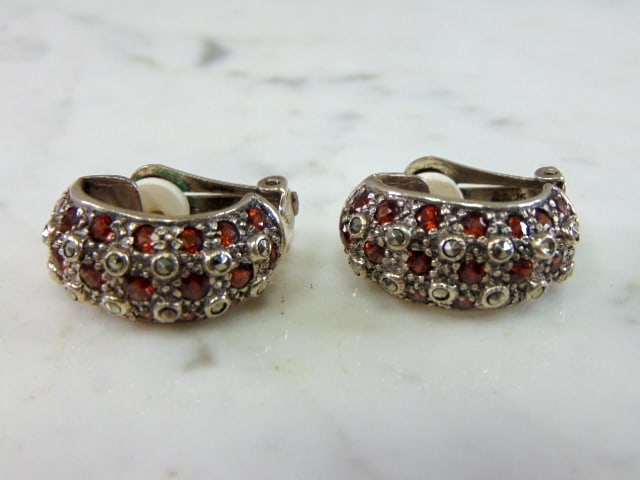 Womens Vintage Estate Sterling Silver Clip On Earrings: A PAIR OF WOMENS VINTAGE ESTATE STERLING SILVER CLIP ON EARRINGS. NOT SURE IF STONES ARE NATURAL OR MAN MADE. THE EARRINGS WEIGH 18.1g AND MEASURE 1 1/8" BY 1/2". ANY QUESTIONS PLEASE DO NOT HESITATE 