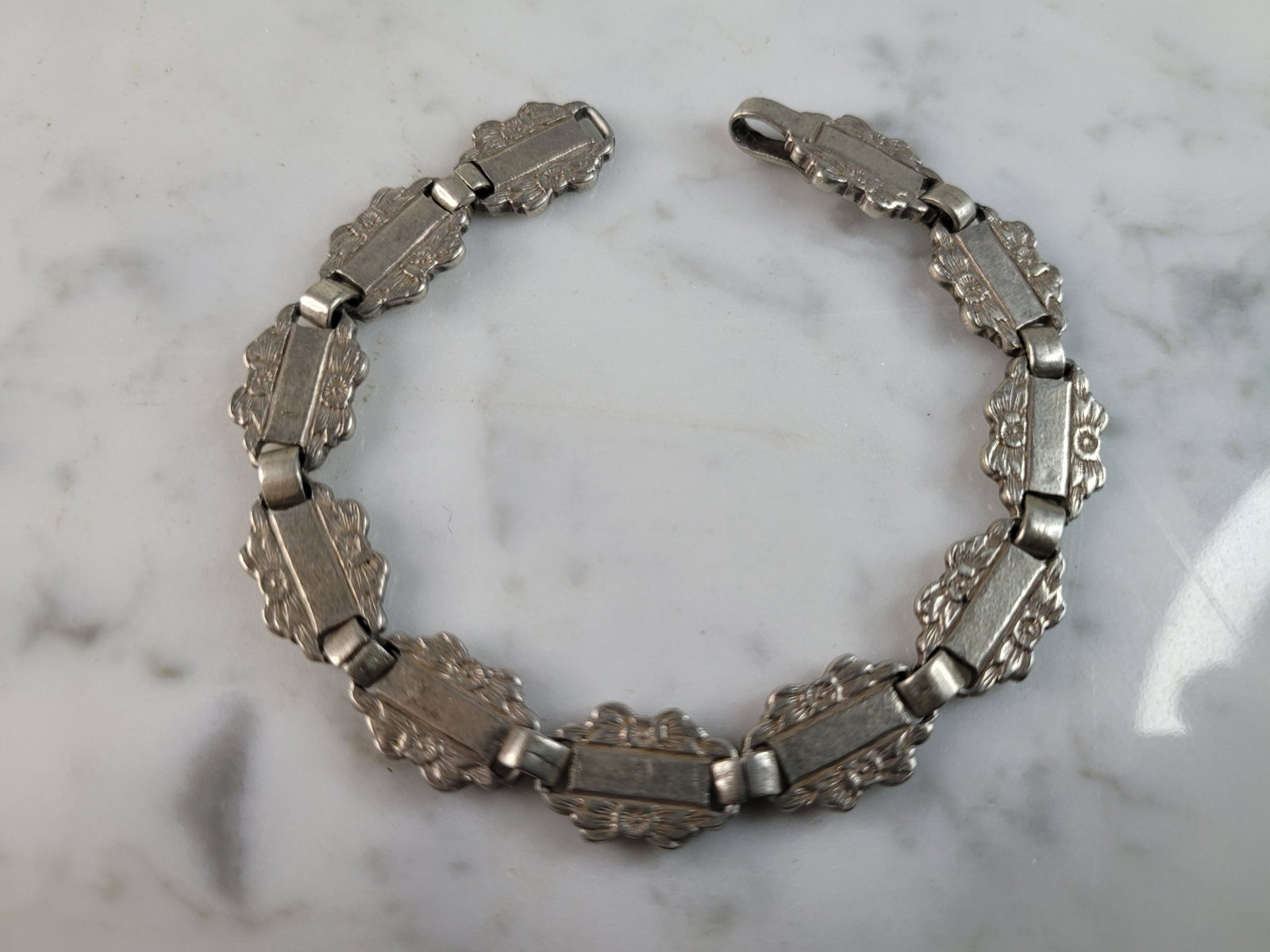 Womens Sterling Silver Floral Chain Link Bracelet: THIS ITEM IS A LOVELY VINTAGE .925 STERLING SILVER FLORAL CHAIN LINK BRACELET. BRACELET IS ABOUT 7 1/2" LONG BY 3/8"WIDE, AND WEIGHS 25.8g. BRACELET IS MARKED "STERLING". WOULD MAKE A LOVELY GIFT FOR 