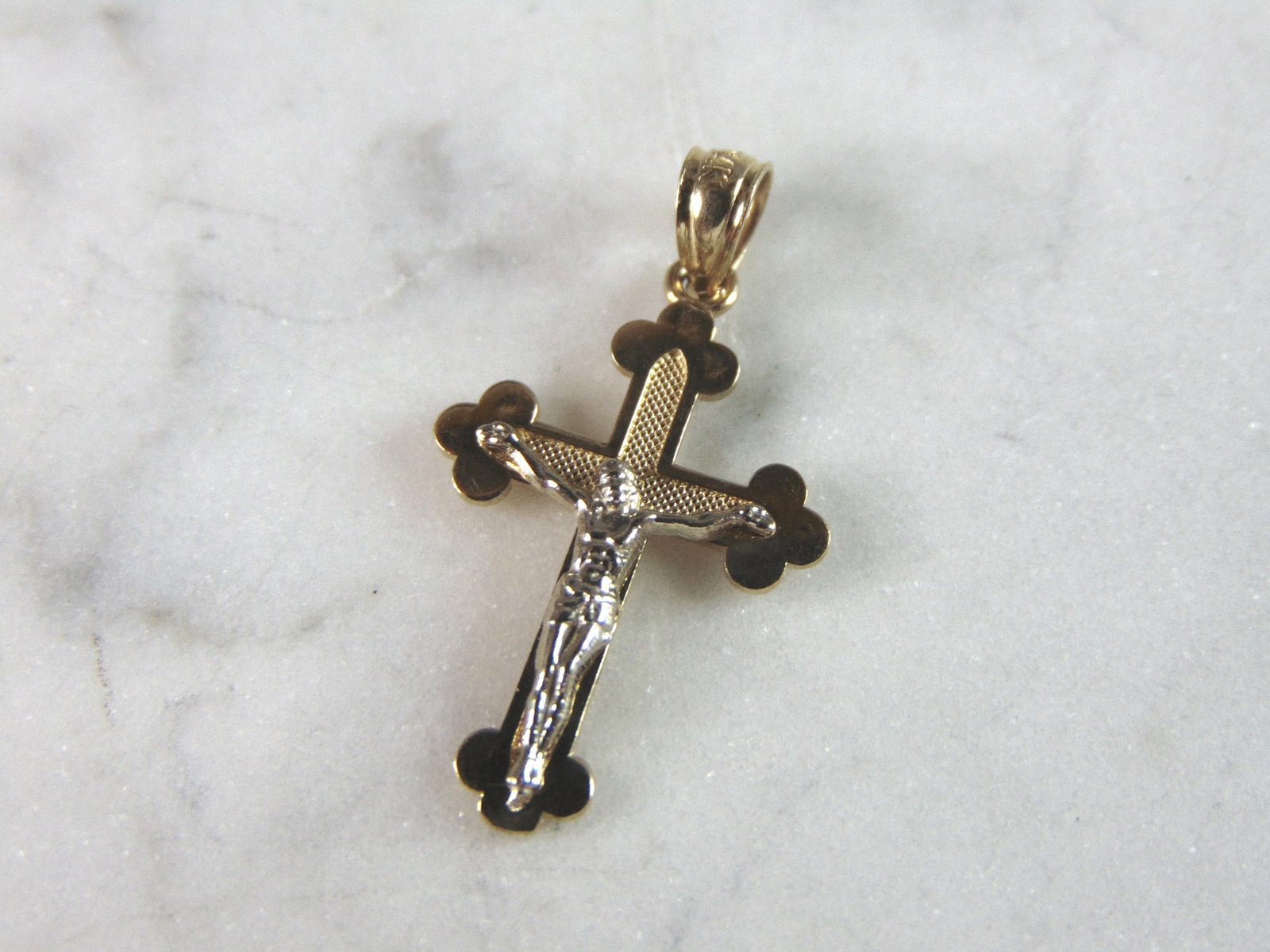 Vintage Estate 14K Yellow Gold Religious Cross Pendant: FOR SALE IS THIS VINTAGE ESTATE 14K YELLOW GOLD RELIGIOUS CROSS PENDANT. THE PENDANT WEIGHS 1.1g AND MEASURES 1" LONG BY 1/2" WIDE. PENDANT IS MARKED ON THE BALE 14K. MAKES A GREAT GIFT FOR THAT SOMEO
