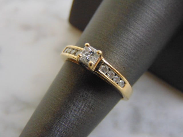 Womens Vintage Estate 14k Yellow Gold Diamond Ring: FOR SALE IS THIS EXQUISITE WOMEN'S 14K YELLOW GOLD DIAMOND ENGAGEMENT RING. THE SIZE OF THE RING IS A 7.0, AND WEIGHS 3.4g WITH THE DIAMONDS. THE CENTER DIAMOND IS .24CTS, AND THERE IS A TOTAL OF ABOU