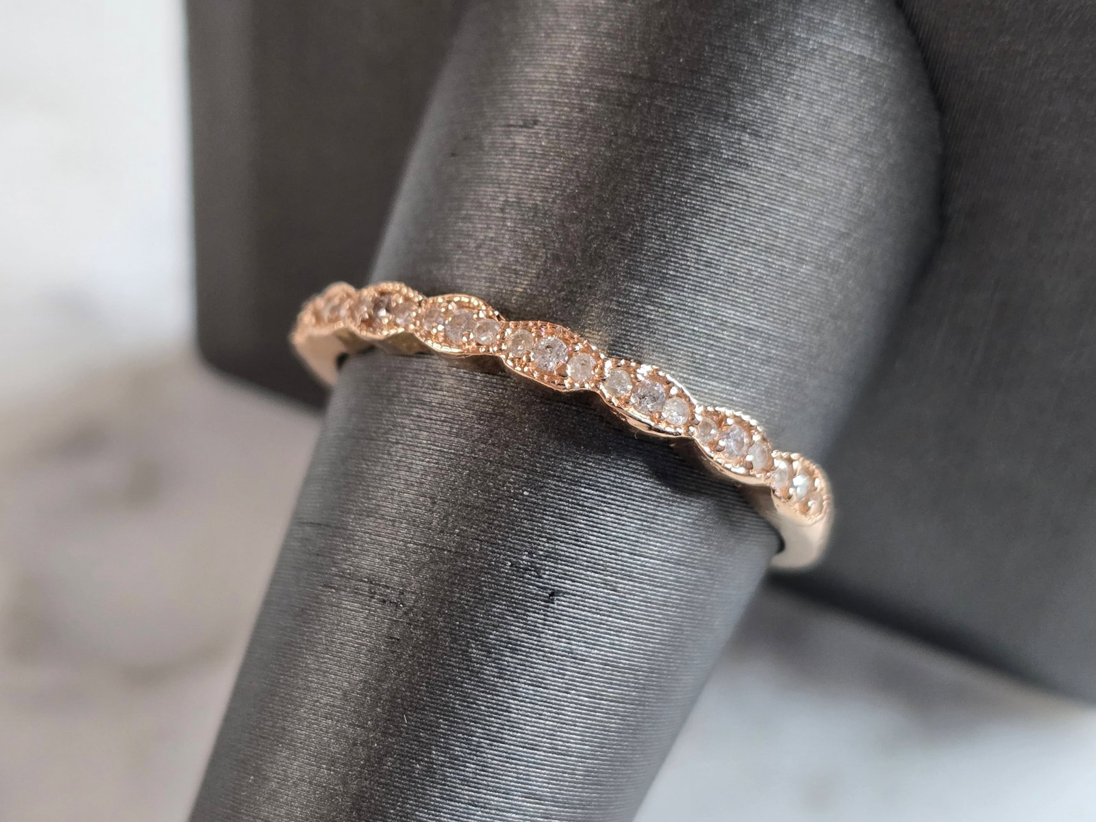 Womens Vintage Estate 14k Rose Gold Diamond Ring: A WOMENS VINTAGE ESTATE 14K ROSE GOLD DIAMOND RING. RING WEIGHS 2.4g, AND IS A SIZE 10.25, AND THE WIDTH IS 1/8". THERE ARE 24 TINY DIAMONDS IN THIS RING. RING IS STAMPED 14K. ANY QUESTIONS PLEASE DON