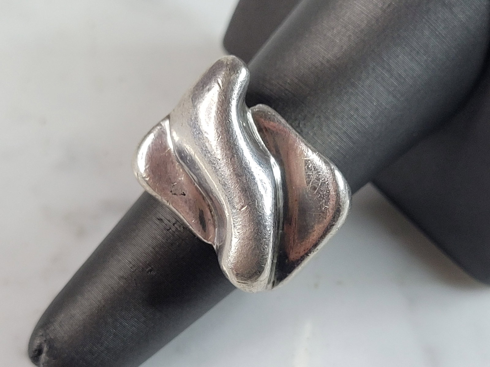 Vintage Estate .925 Sterling Silver Modernist Ring: THIS ITEM IS A LOVELY WOMENS VINTAGE ESTATE .925 STERLING SILVER MODERNIST RING. RING SIZE IS A 7.0 AND WEIGHS 18.3g. THE WIDTH OF THE RING IS 5/8". THIS WOULD MAKE A NICE GIFT FOR THAT SOMEONE SPECIA
