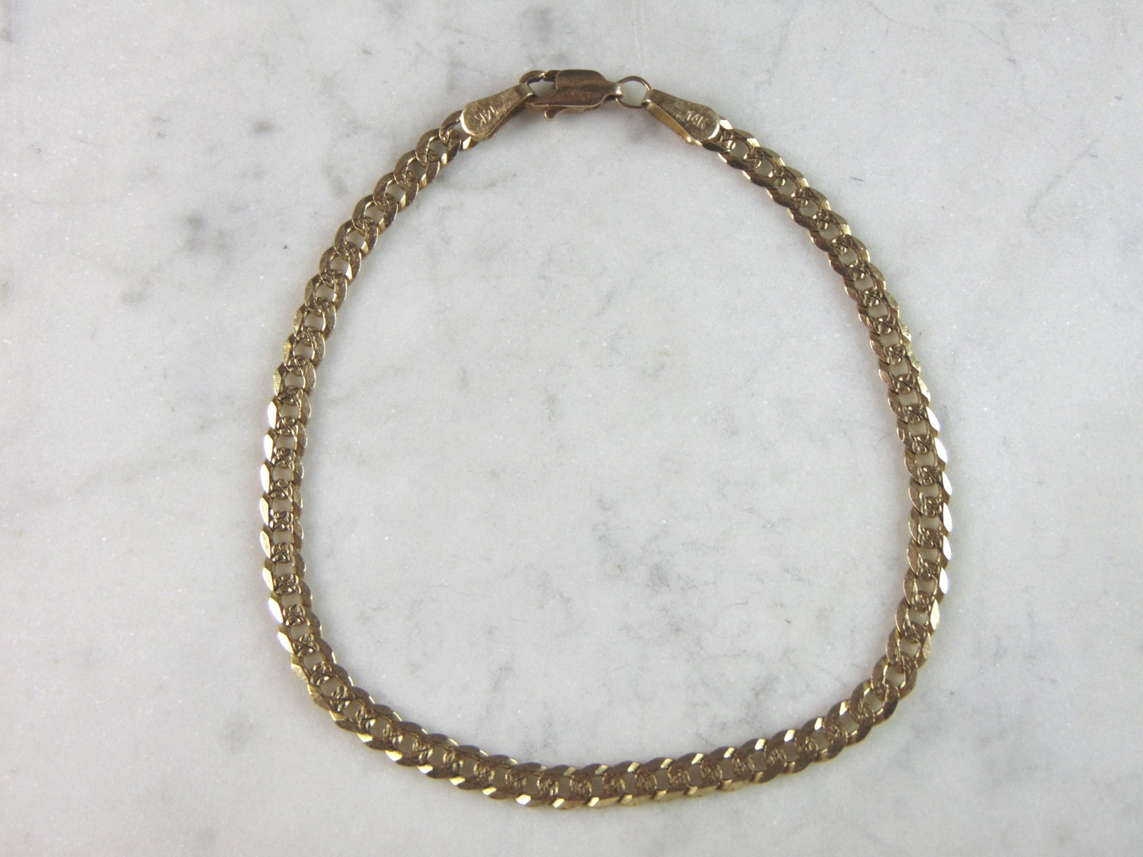 Womens Vintage Estate 14K Yellow Gold Chain Bracelet: FOR SALE A LOVELY VINTAGE ESTATE 14K YELLOW GOLD CHAIN BRACELET. BRACELET IS 8" LONG FROM THE CLASP BY 1/8" WIDE, AND WEIGHS 5.1g. BRACELET IS MARKED ON THE CLASP. THIS WOULD MAKE A LOVELY GIFT FOR TH