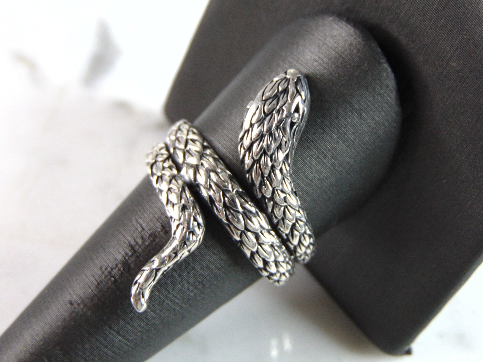 Mens Vintage Estate Sterling Silver Snake Ring: A MENS VINTAGE ESTATE STERLING SILVER SNAKE RING. RING WEIGHS 6.4g AND IS A SIZE 12.25. THIS WOULD MAKE A NICE GIFT FOR THAT SOMEONE SPECIAL. ANY QUESTIONS PLEASE DO NOT HESITATE TO ASK. BE SURE TO CH