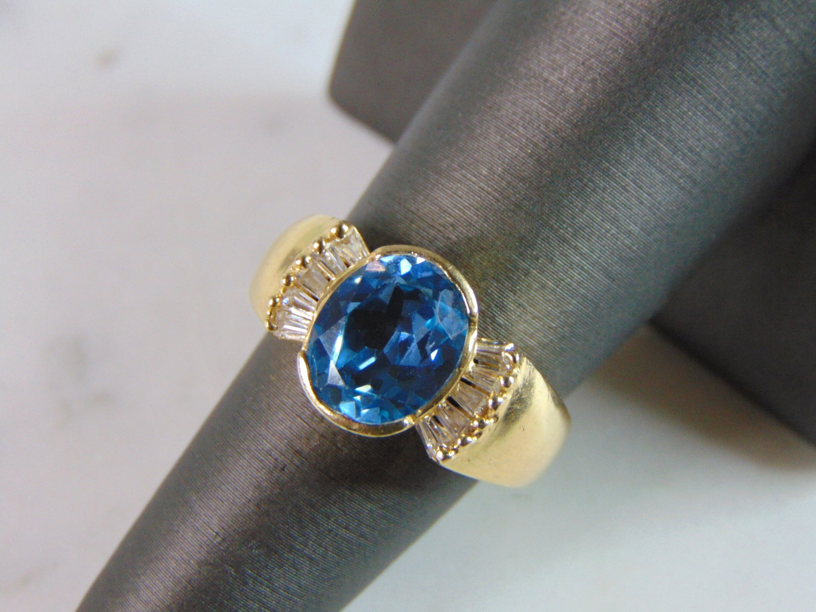 Womens Vintage Estate 14K Yellow Gold Aquamarine Ring: FOR SALE IS A VINTAGE ESTATE WOMEN'S 14K YELLOW GOLD RING WITH AN AQAUMARINE STONE . THE RING WEIGHS 7.7g. THE RING SIZE IS A 7. STONES ARE GLASS NOT DIAMONDS. ANY QUESTIONS, PLEASE DON'T HESITATE TO 