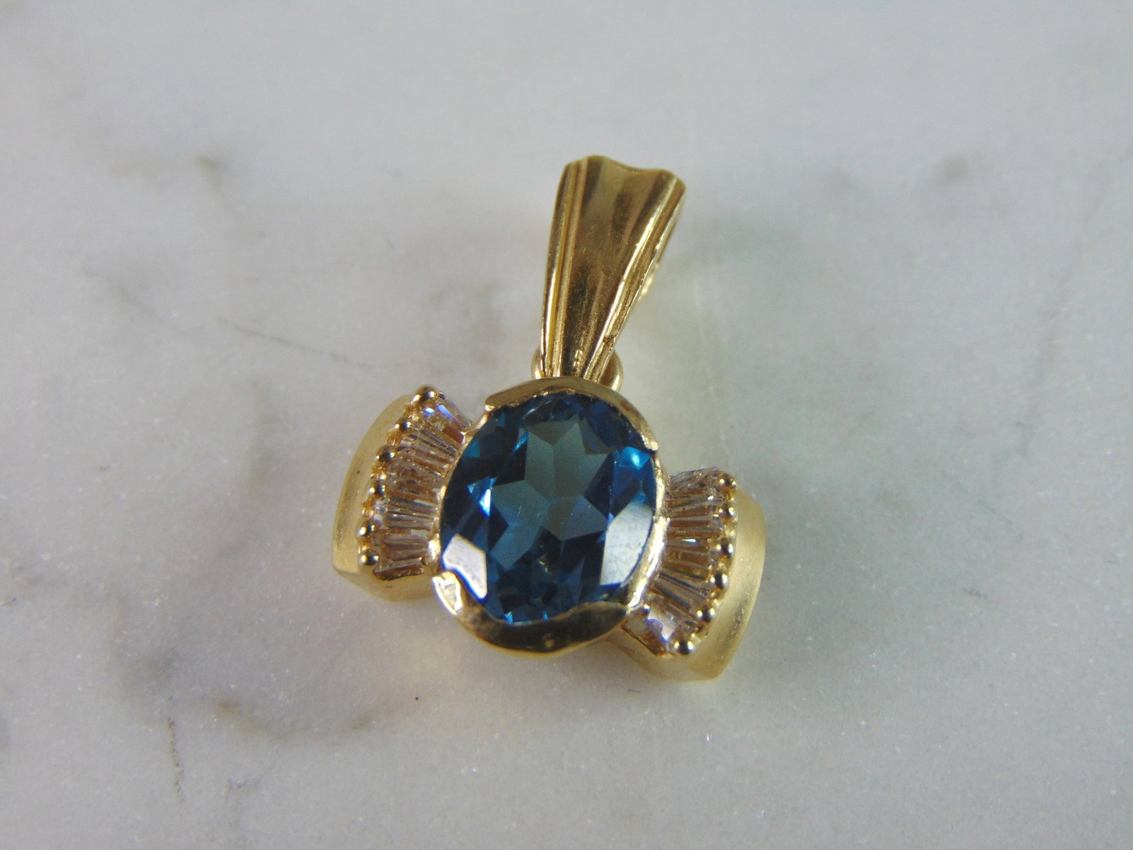 Womens Vintage Estate 14K Yellow Gold Aquamarine Pendant: FOR SALE IS THIS LOVELY VINTAGE ESTATE 14K YELLOW GOLD AQUAMARINE PENDANT. PENDANT WEIGHS 3.9g AND MEASURES 7/8" BY 5/8". STONES ARE GLASS, NOT DIAMONDS. THIS MAKES A GREAT GIFT FOR THAT SOMEONE SPECI