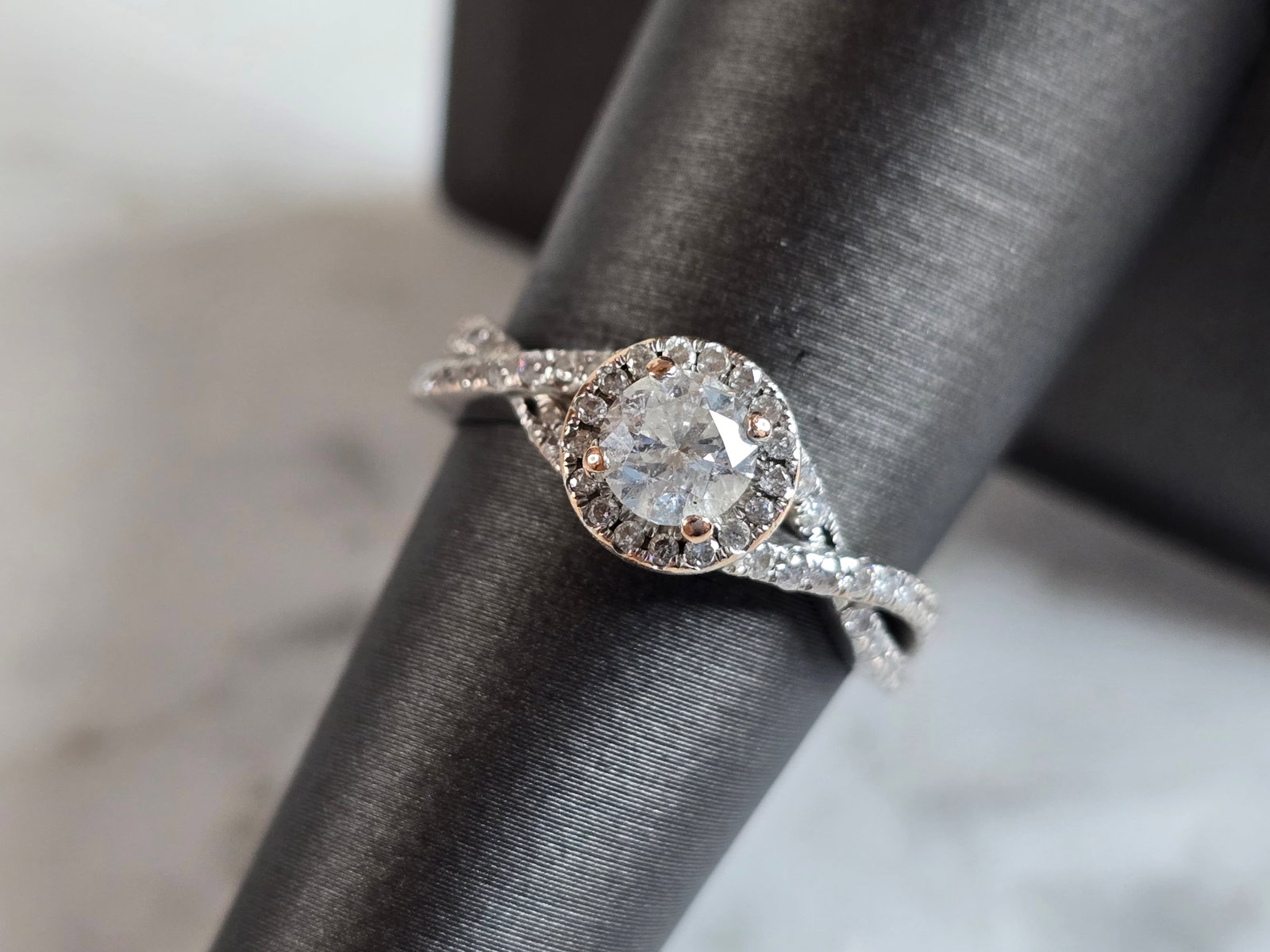 Womens Vintage Estate 14K White & Rose Gold Diamond Ring: A WOMENS VINTAGE ESTATE 14K WHITE & ROSE GOLD DIAMOND RING. THE RING WEIGHS 3.6g, AND IS A SIZE 7.25. THE WIDTH OF THE RING IS 3/8". THE CENTER DIAMOND IS ABOUT 0.33cts, SURROUNDED BY 65 ACCENT DIAMON