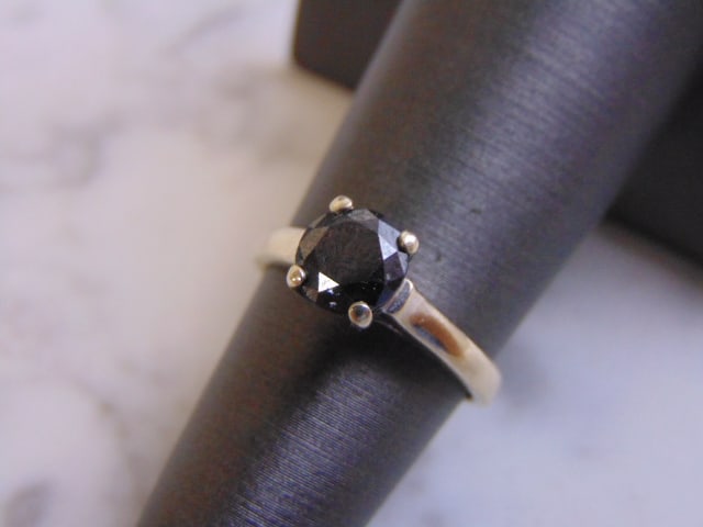 Womens Vintage 10K White Gold Black Moissanite Ring: FOR SALE IS THIS VINTAGE ESTATE 10K WHITE GOLD BLACK MOISSANITE RING. THE RING IS A SIZE 5.0 AND WEIGHS 1.9g. THE STONE IS ABOUT .75cts. DOES HAVE A TINY FLEA BITE ALONG THE EDGE. BUYING AS IS. THE RI
