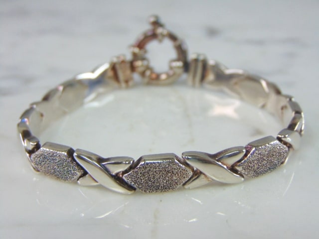 Womens Vintage Sterling Silver Modernist Bracelet: A WOMENS VINTAGE ESTATE STERLING SILVER MODERNIST BRACELET. BRACELET MEASURES 7 3/8" LONG BY 1/4" WIDE, AND WEIGHS 17.2g. THIS WOULD MAKE A LOVELY GIFT FOR THAT SOMEONE SPECIAL. BE SURE TO CHECK OUT S