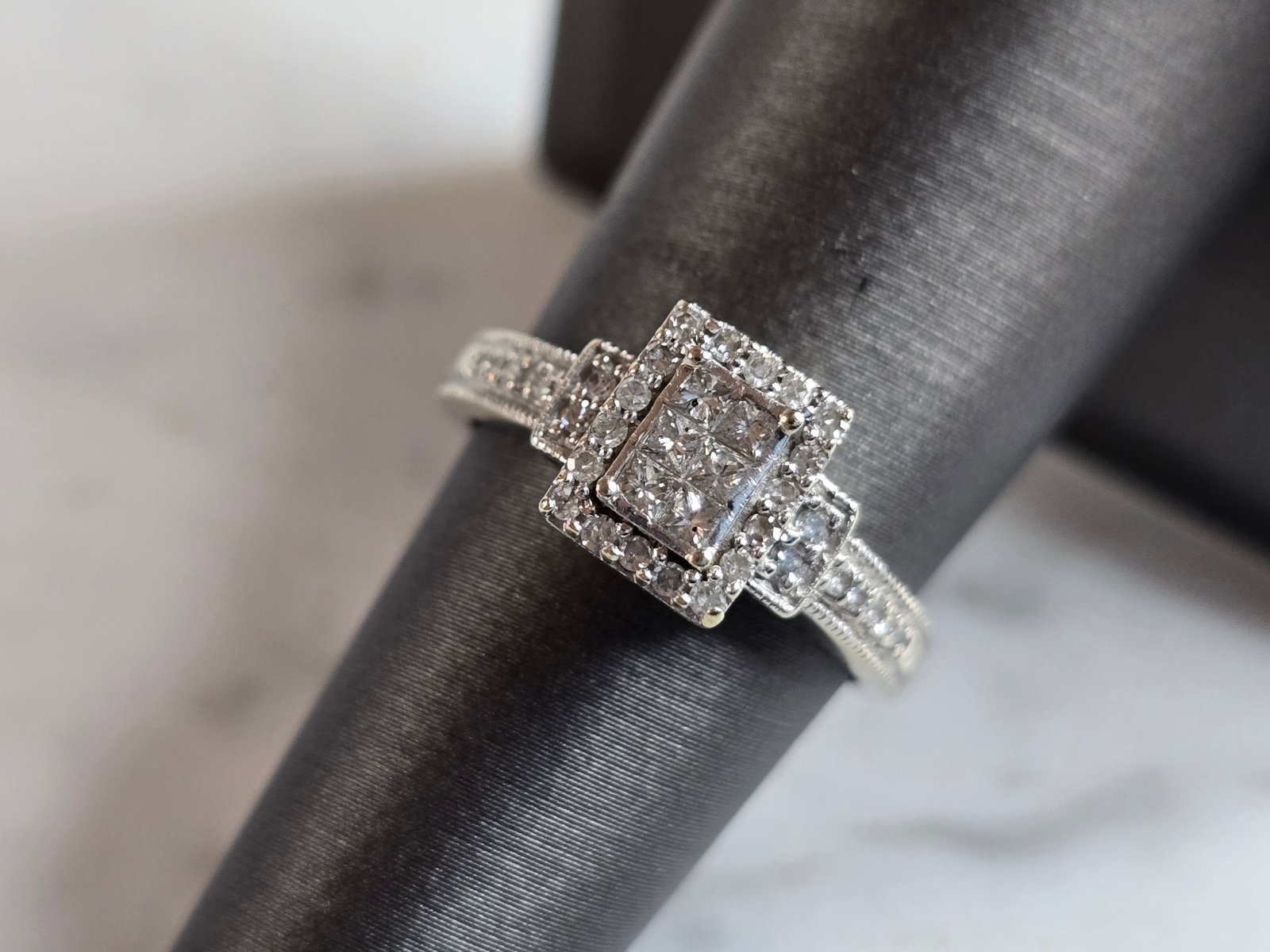 Womens Vintage Estate 10K White Gold Diamond Ring: A WOMENS VINTAGE ESTATE 10K WHITE GOLD DIAMOND RING. THE RING IS A SIZE 6.5 AND WEIGHS 3.7g. THERE ARE ABOUT .44cts OF DIAMONDS IN THIS RING. THE LENGTH OF THE RING IS 3/8". RING IS MARKED ON THE INSI