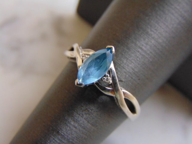 Womens Vintage Estate 10K White Gold Topaz Diamond Ring: FOR SALE IS THIS LOVELY VINTAGE 10K WHITE GOLD RING WITH A TOPAZ COLORED STONE WITH TWO TINY DIAMOND CHIPS. THE TOTAL WEIGHT IS 1.7g. THE RING SIZE IS A 7.0. THE STONE IS ABOUT 0.5cts. NOT SURE IF THE