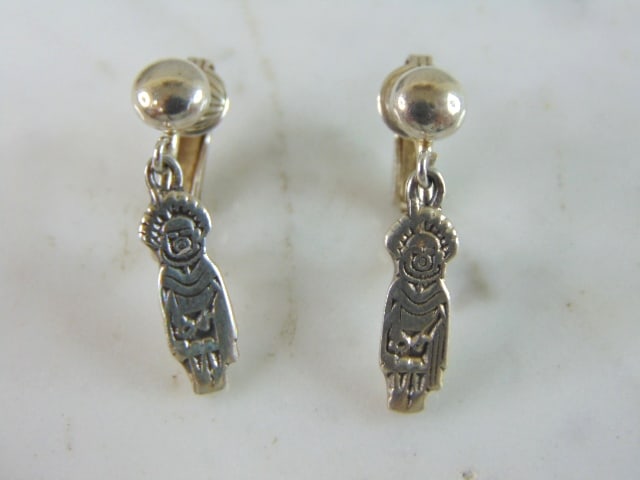Womens Sterling Silver Southwestern Clip on Earrings: A PAIR OF WOMENS STERLING SILVER SOUTHWESTERN CLIP ON EARRINGS. EARRINGS WEIGH 4.1g AND MEASURES 1 1/8" LONG BY 1/4" WIDE. ANY QUESTIONS, PLEASE DO NOT HESITATE TO ASK. BE SURE TO CHECK OUT SOME OF MY