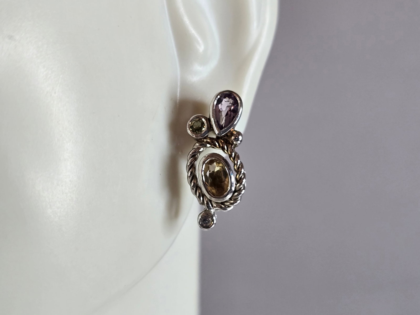 Womens Vintage Estate Sterling Silver Multi Stone Earrings: A PAIR OF WOMENS VINTAGE ESTATE STERLING SILVER MULTI STONE STUD EARRINGS. EARRINGS WEIGH 3.6g AND MEASURES 3/4" LONG BY 3/16" WIDE. ANY QUESTIONS, PLEASE DO NOT HESITATE TO ASK. BE SURE TO CHECK OUT 