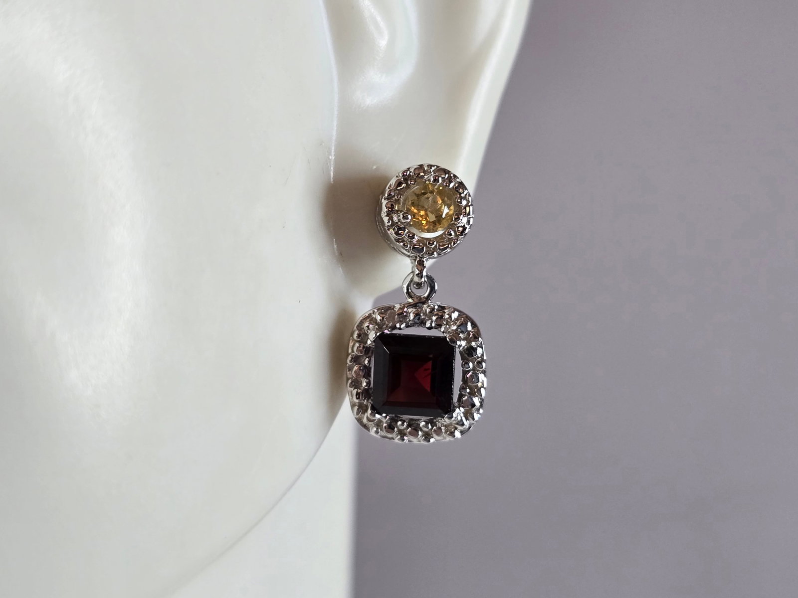 Pr Womens Vintage Estate Sterling Silver Multi Stone Stud Earrings: A PAIR OF WOMEN'S VINTAGE ESTATE STERLING SILVER MULTI STONE STUD EARRINGS. THE EARRINGS WEIGH 3.1g, AND MEASURE 5/8" LONG BY 3/8" WIDE. THIS MAKES A LOVELY GIFT FOR THAT SOMEONE SPECIAL. ANY QUESTION