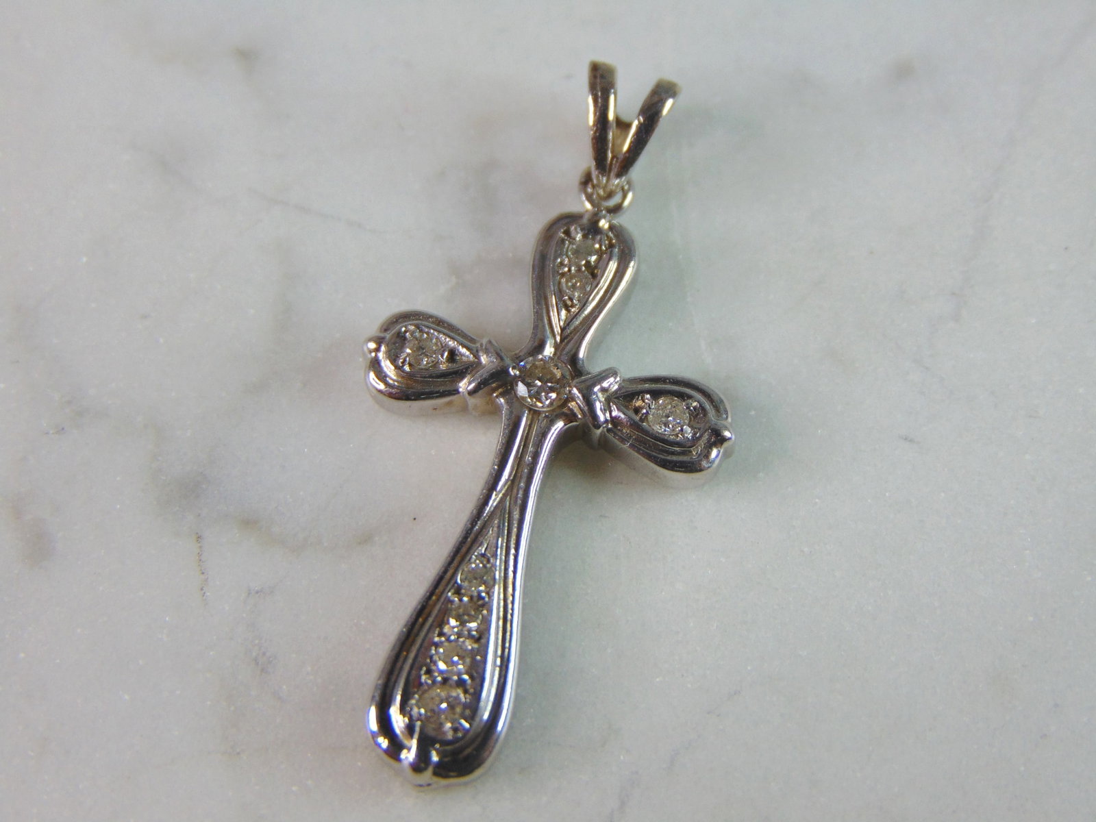Womens Vintage Estate 14K White Gold Diamond Cross Pendant: A WOMENS VINTAGE ESTATE 14K WHITE GOLD CROSS PENDANT WITH DIAMONDS. PENDANT WEIGHS 3.3g, AND MEASURES 1 3/8" BY 3/4". THERE ARE ABOUT .29cts OF DIAMONDS IN THIS PENDANT. WOULD MAKE A LOVELY GIFT FOR T