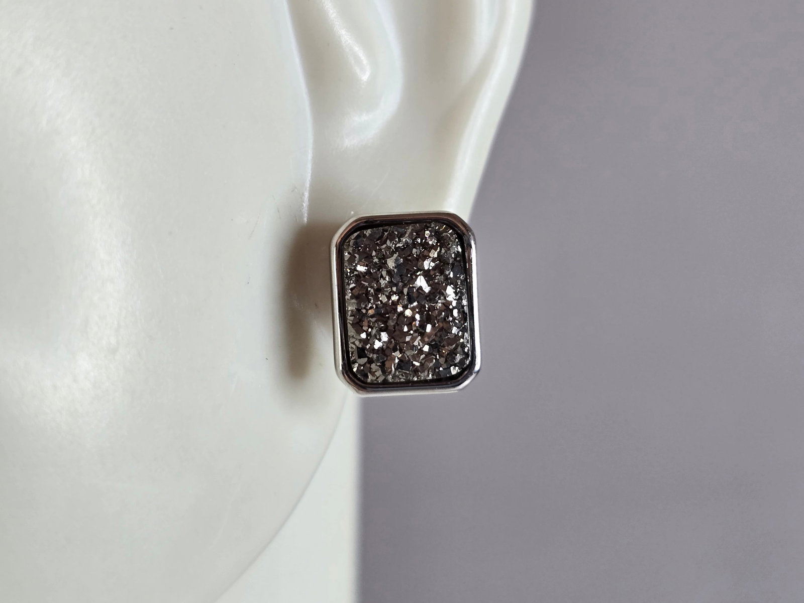 Womens Vintage Estate Sterling Silver Druzy Stud Earrings: A PAIR OF WOMENS STERLING SILVER DRUZY EARRINGS. NOT SURE IF STONES ARE NATURAL OR MAN MADE. EARRINGS WEIGH 2.8g AND MEASURE 3/8" LONG BY 3/16" WIDE. ANY QUESTIONS, PLEASE DO NOT HESITATE TO ASK. BE S