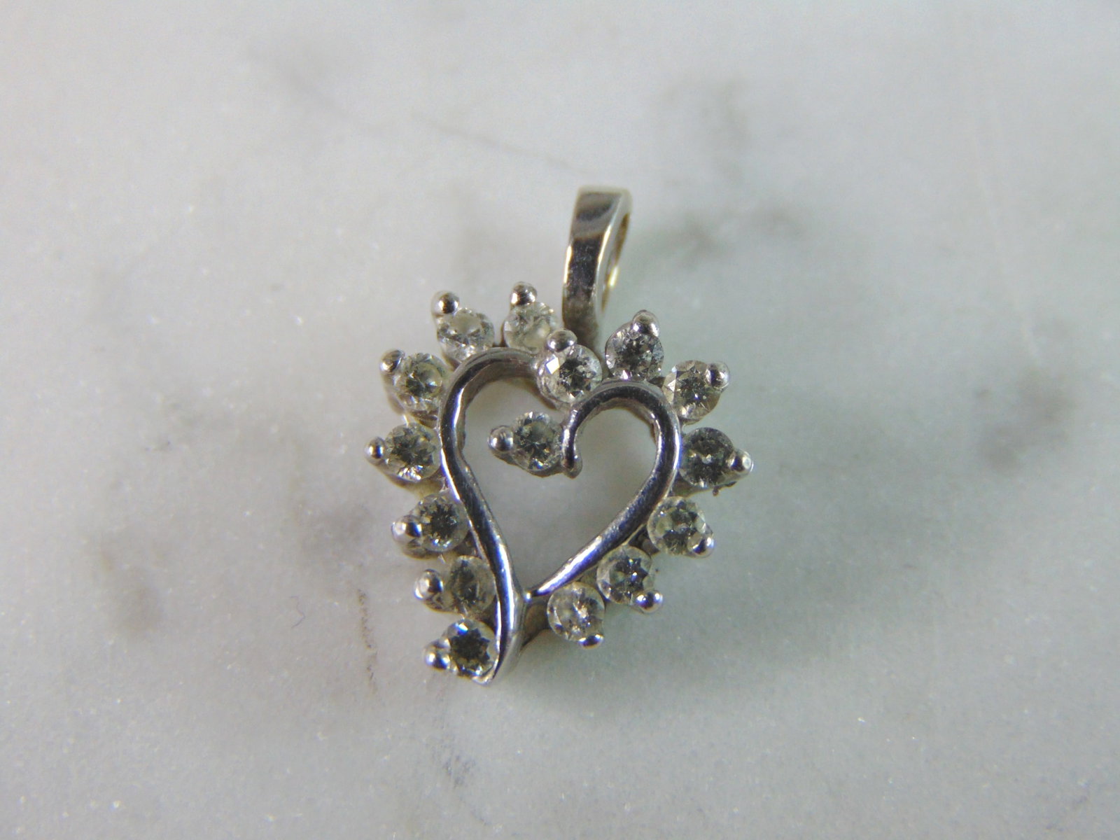 Womens Vintage Estate 14K White Gold Diamond Heart Pendant: A WOMENS VINTAGE ESTATE 14K WHITE GOLD DIAMOND HEART PENDANT WEIGHS 1.6g, AND MEASURES 3/4" BY 1/2". THERE ARE ABOUT .45cts OF DIAMONDS IN THIS PENDANT. WOULD MAKE A LOVELY GIFT FOR THAT SOMEONE SPECI
