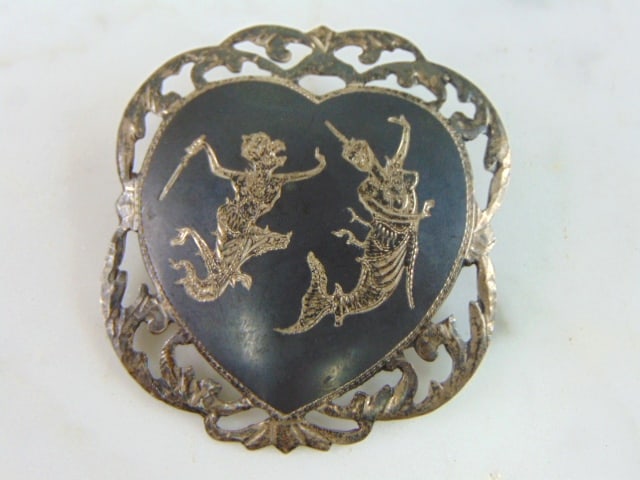 Womens Vintage Estate Sterling Silver Siam Brooch: FOR SALE IS THIS LOVELY VINTAGE ESTATE STERLING SILVER SIAM BROOCH. THE TOTAL WEIGHT OF THE BROOCH IS 8.9g. THE BROOCH MEASURES 1 7/8" BY 1 5/8". MAKES A GREAT GIFT FOR THAT SPECIAL SOMEONE. ANY QUEST