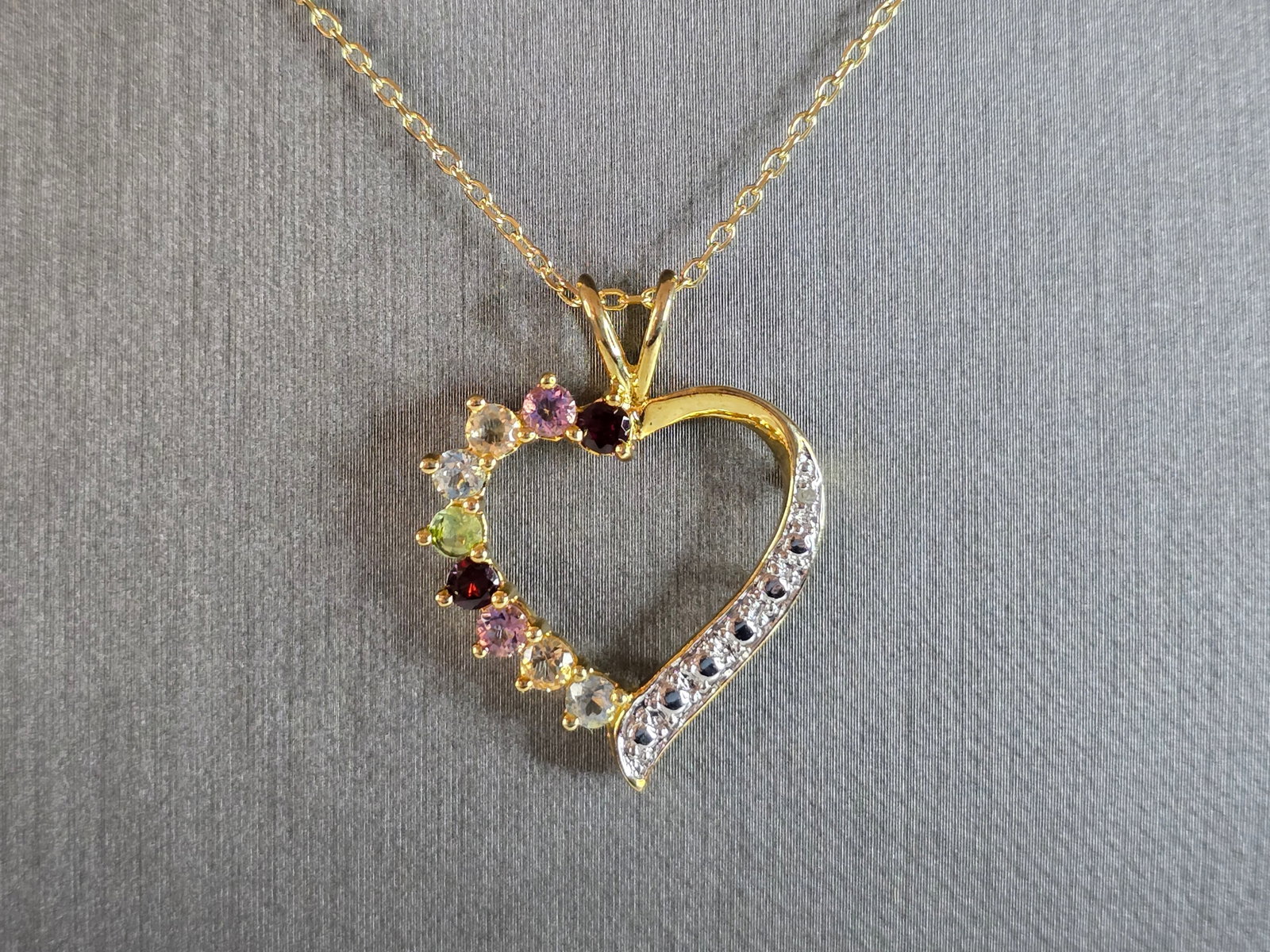 Womens Vintage Sterling Silver Gold Tone Heart Pendant & Necklace: A WOMENS VINTAGE ESTATE .925 STERLING SILVER GOLD TONE MULTI STONE HEART PENDANT WITH NECKLACE. THE PENDANT MEASURES 1 1/8" LONG BY 7/8" WIDE. NECKLACE MEASURES 19 1/2" LONG. TOGETHER THEY WEIGH 4.9g.