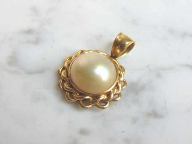 Womens Vintage Estate 14K Yellow Gold Pendant w/ Pearl: WOMENS VINTAGE ESTATE 14K YELLOW GOLD PEARL PENDANT. NOT SURE IF THE PEARL IS FRESHWATER OR FAUX. THE TOTAL WEIGHT IS 4.7g. THE PENDANT MEASURES 1" BY 3/4". MAKES A GREAT GIFT FOR THAT SPECIAL SOMEONE