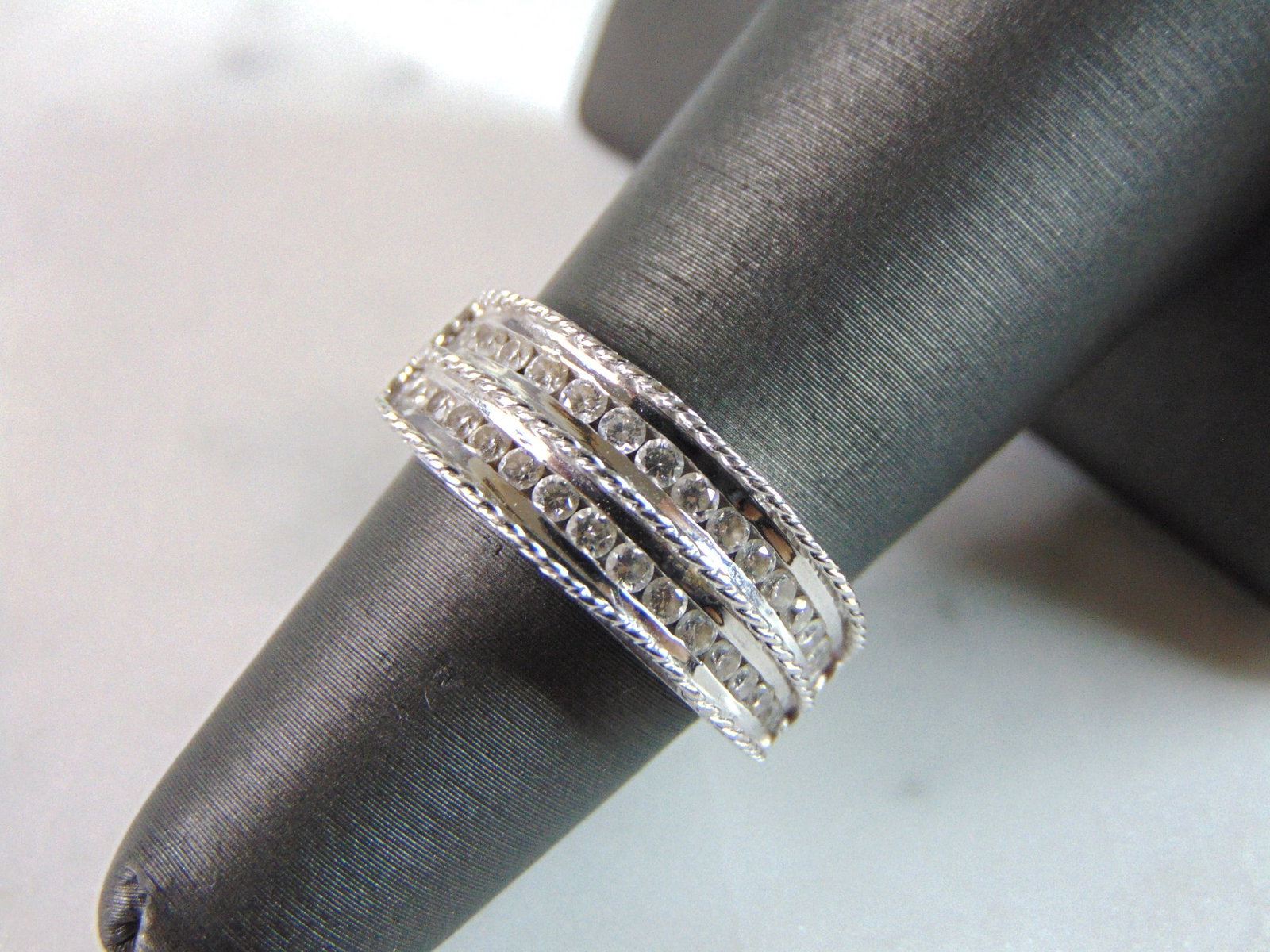 Womens Vintage Estate 18K White Gold Diamond Ring: FOR SALE IS THIS LOVELY VINTAGE 18K WHITTE GOLD DIAMOND RING. THE TOTAL WEIGHT IS 7.1g. THE RING IS A SIZE 5.5. THERE ARE ABOUT 0.9cts OF DIAMONDS IN THE PENDANT. MAKES A GREAT GIFT FOR THAT SOMEONE S