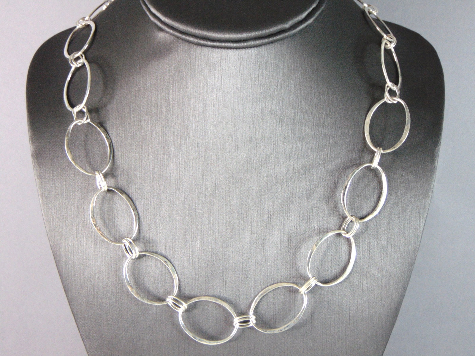 Women's Vintage Estate Sterling Silver RLM Studio Necklace: FOR SALE IS THIS LOVELY VINTAGE ESTATE STERLING SILVER RLM STUDIO NECKLACE. THE NECKLACE MEASURES 34 1/2" FROM THE CLASP BY 3/4", AND WEIGHS 33.6g. THIS WOULD MAKE A WONDERFUL GIFT FOR THAT SPECIAL SO