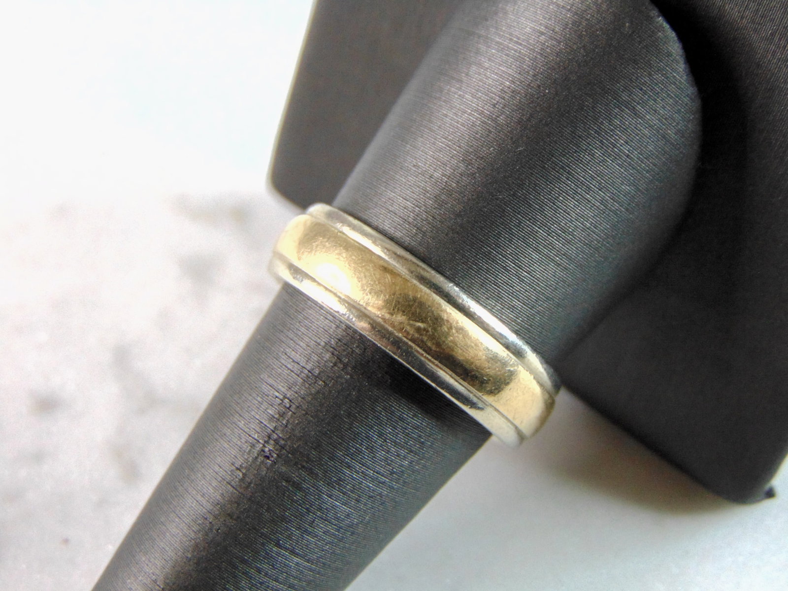 Mens Vintage Estate 14K Yellow & White Gold Wedding Ring: FOR SALE IS A MENS VINTAGE ESTATE 14K YELLOW & WHITE GOLD BAND WEDDING RING. THE RING WEIGHS 8.4g AND IS A SIZE 9.5. THE WIDTH OF THE RING MEASURES ABOUT 1/4". ANY QUESTIONS PLEASE DO NOT HESITATE TO 