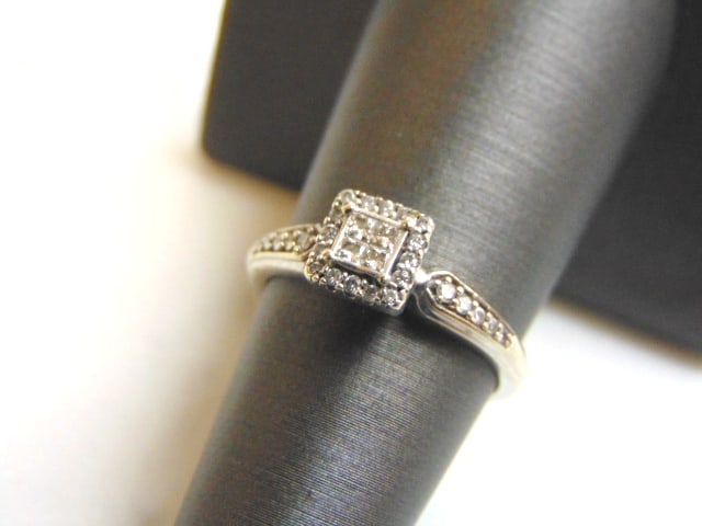 Women's Vintage Estate 10K White Gold Diamond Ring: FOR SALE IS THIS VINTAGE ESTATE 10K WHITE GOLD DIAMOND RING. THE RING IS A SIZE 6.75 AND WEIGHS 2.4g. THERE ARE ABOUT .38cts OF DIAMONDS IN THIS RING. THE RING MAKES A BEAUTIFUL GIFT FOR THAT SOMEONE 