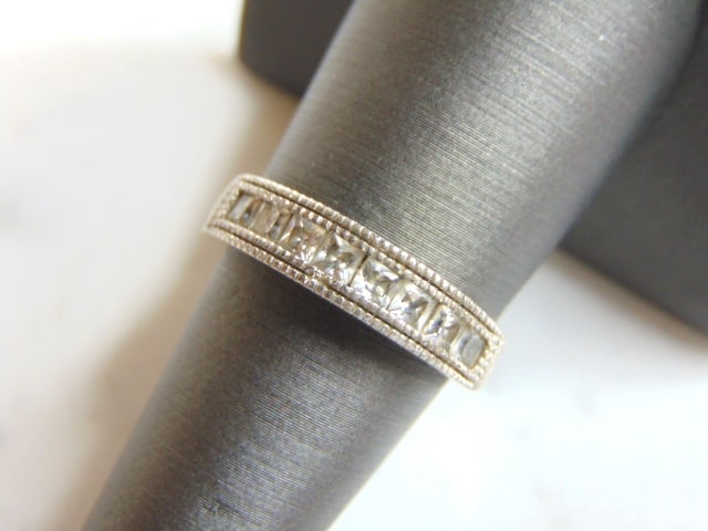 Womens Vintage Estate Sterling Silver CZ Stones Ring: FOR SALE IS THIS WOMENS VINTAGE ESTATE STERLING SILVER CZ STONES RING. RING WEIGHS 2.7g AND IS A SIZE 7. MAKES A GREAT GIFT FOR THAT SOMEONE SPECIAL. ANY QUESTIONS, PLEASE ASK. BE SURE TO CHECK OUT OU