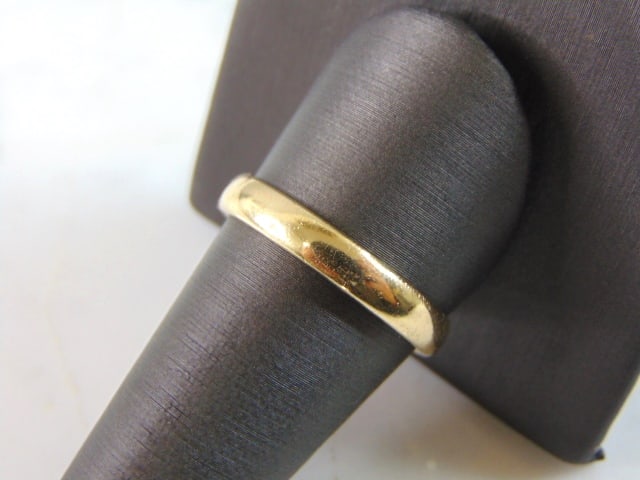 Mens Vintage Estate 14K Yellow Gold Band Wedding Ring: FOR SALE IS A MENS VINTAGE ESTATE 14K YELLOW GOLD BAND WEDDING RING. THE RING WEIGHS 3.9g AND IS A SIZE 11.5. THE WIDTH OF THE RING MEASURES 1/8". ANY QUESTIONS PLEASE DO NOT HESITATE TO ASK. BE SURE 