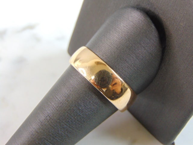 Mens Vintage Estate 14K Yellow Gold Band Wedding Ring: FOR SALE IS A MENS VINTAGE ESTATE 14K YELLOW GOLD BAND WEDDING RING. THE RING WEIGHS 5.1g AND IS A SIZE 11.25. THE WIDTH OF THE RING MEASURES 1/4". ANY QUESTIONS PLEASE DO NOT HESITATE TO ASK. BE SURE