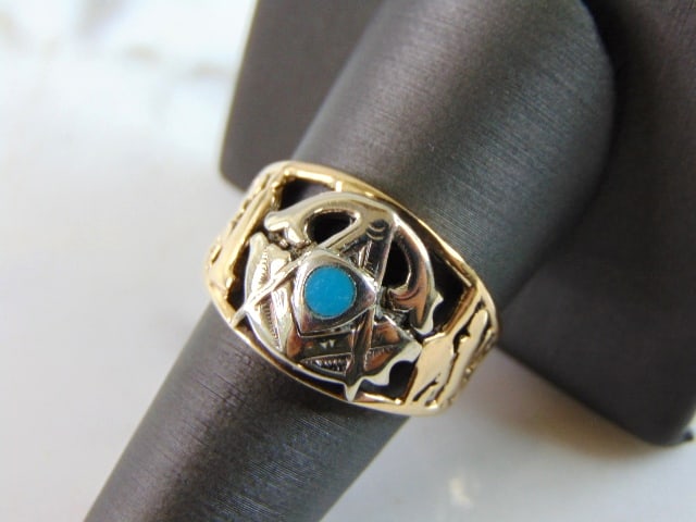 Mens Vintage Estate 14K & 10K Gold Free Mason Ring: FOR SALE IS A MENS VINTAGE ESTATE 14K & 10K GOLD FREE MASON RING. THE RING WEIGHS 7.8g AND IS A SIZE 9.75. THE WIDTH OF THE RING MEASURES 5/8". ANY QUESTIONS PLEASE DO NOT HESITATE TO ASK. BE SURE TO 