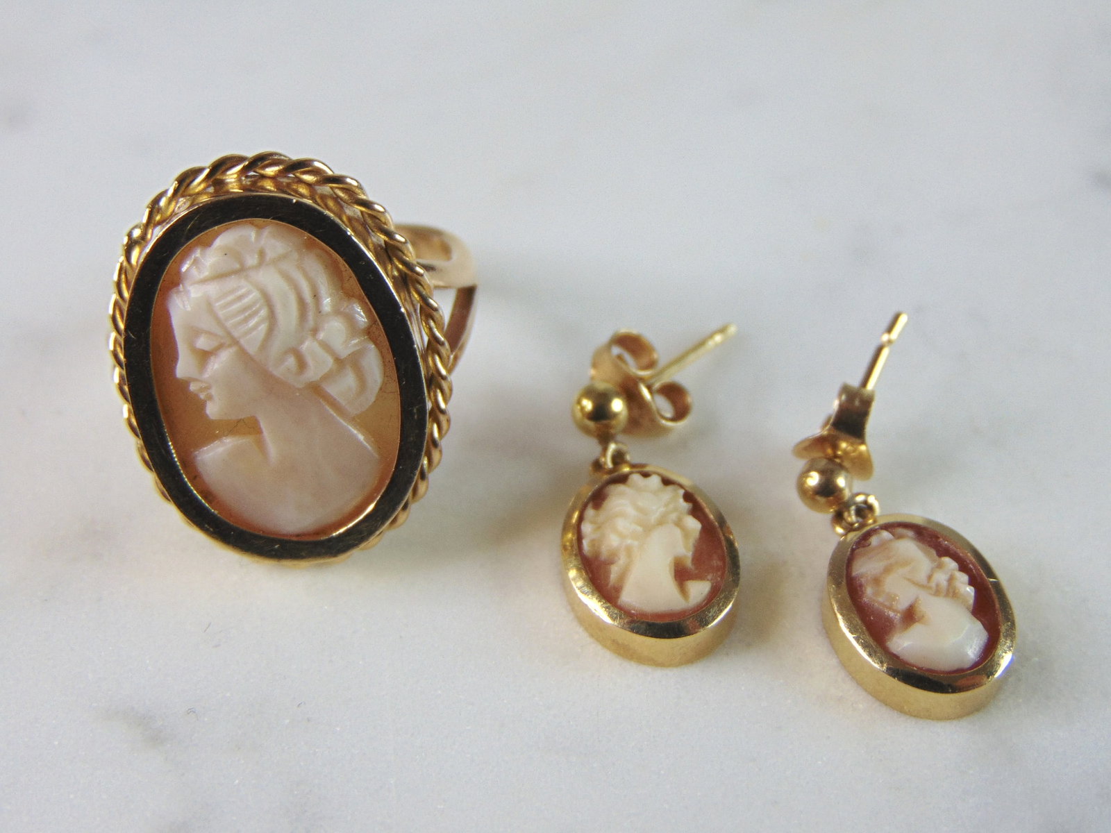 Womens Vintage Estate Cameo 18K Yellow Gold Earrings & Ring Set: WOMENS VINTAGE ESTATE CAMEO 18K YELLOW GOLD EARRINGS & RING SET. THE EARRINGS WEIGH 2.1g, AND MEASURE 5/8" BY 3/8". THE RING WEIGHS 6.4g AND IS A SIZE 6.75. WOULD MAKE A BEAUTIFUL GIFT FOR THAT SOMEON