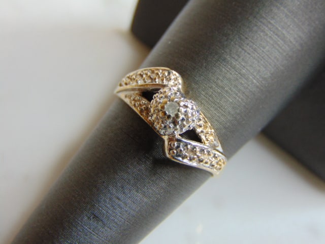 Womens Vintage Estate 10K Yellow Gold Diamond Ring: FOR SALE IS THIS LOVELY VINTAGE 10K YELLOW GOLD DIAMOND RING. THE DIAMOND IS ABOUT .03cts. THE TOTAL WEIGHT IS 2.5g, AND IS A SIZE 7.0. ANY QUESTIONS PLEASE DONT HESITATE TO ASK. BE SURE TO CHECK OUT 
