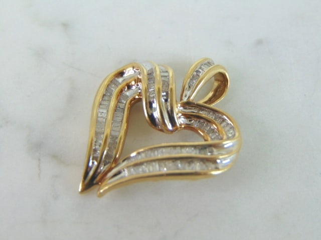 Womens Vintage Estate 10K Yellow Gold Diamond Heart Pendant: FOR SALE IS THIS WOMENS VINTAGE ESTATE 10K YELLOW GOLD DIAMOND HEART PENDANT. THE PENDANT WEIGHS 4.3g AND MEASURES 1 1/4" LONG BY 1" WIDE. PENDANT HAS ABOUT 2CTS OF DIAMONDS. MAKES A GREAT GIFT FOR TH
