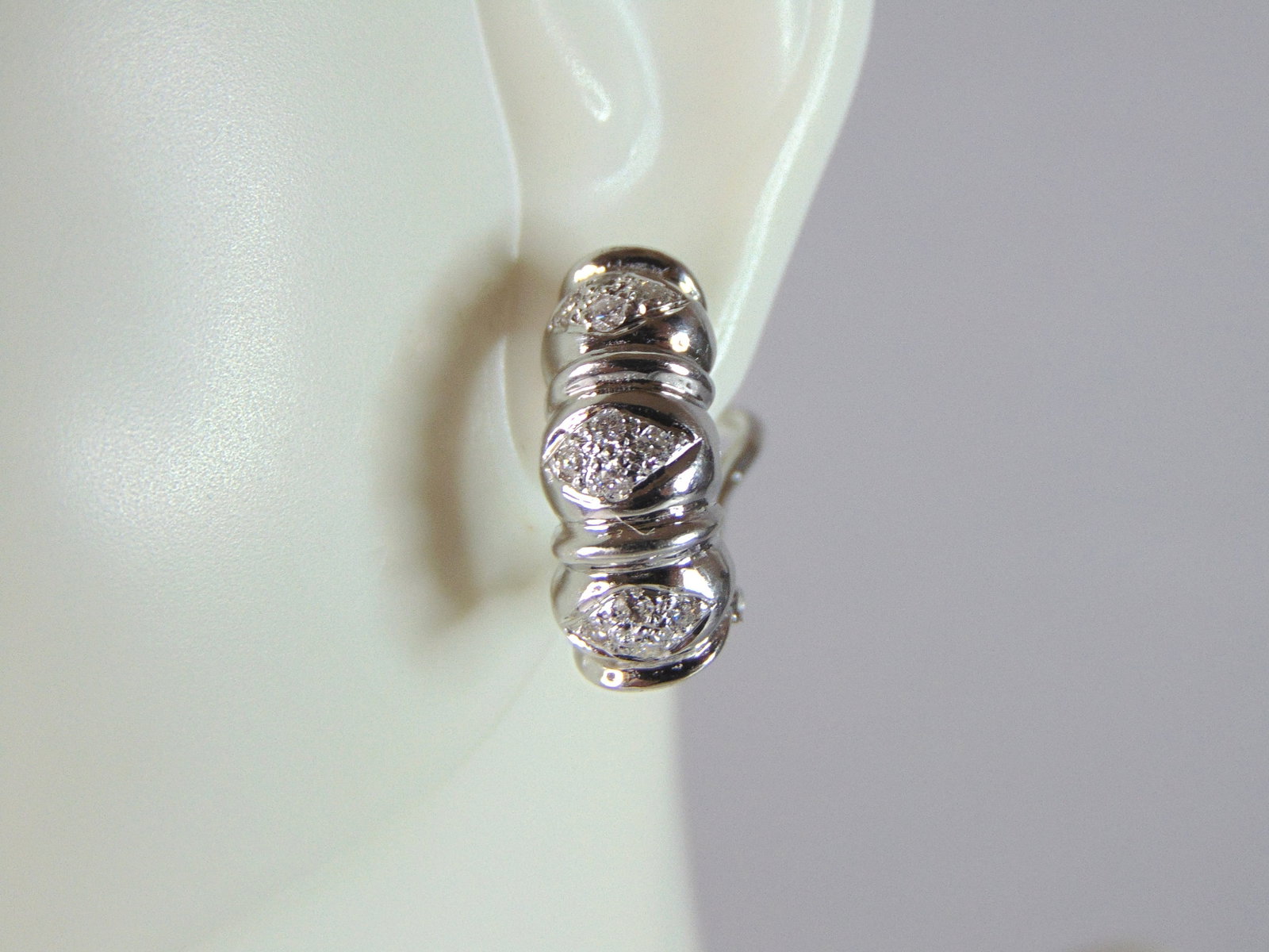 Womens Vintage Estate 18K White Gold Diamond Earrings: A PAIR OF WOMENS VINTAGE ESTATE 18K WHITE GOLD DIAMOND EARRINGS WITH APPROXIMATELY .24cts OF DIAMONDS. THE EARRINGS WEIGH 6.4g, AND MEASURE 3/4" LONG BY 1/4" WIDE. THIS MAKES A LOVELY GIFT FOR THAT SO