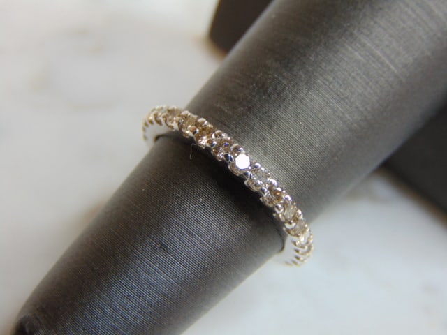 Womens Vintage Estate 14K White Gold Diamond Ring: FOR SALE IS THIS LOVELY VINTAGE 14K WHITE GOLD DIAMOND RING WITH A TOTAL OF ABOUT .57cts OF DIAMONDS. THE TOTAL WEIGHT IS 2.7g, AND IS A SIZE 5.25. THE FACE MEASURES 1/8" WIDE. RING IS MARKED 14K ON T