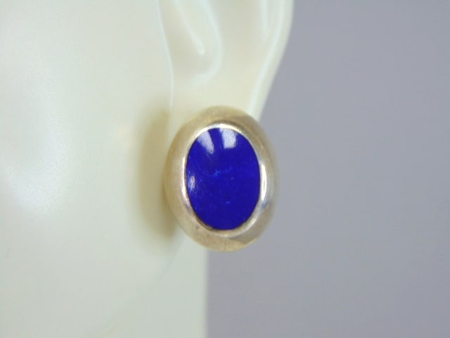 Womens Vintage Estate Sterling Silver Lapis Earrings: A PAIR OF WOMENS STERLING SILVER LAPIS EARRINGS. NOT SURE IF STONES ARE NATURAL OR MAN MADE. EARRINGS WEIGH 9.9g AND MEASURES 5/8" LONG BY 1/2" WIDE. ANY QUESTIONS, PLEASE DO NOT HESITATE TO ASK. BE S