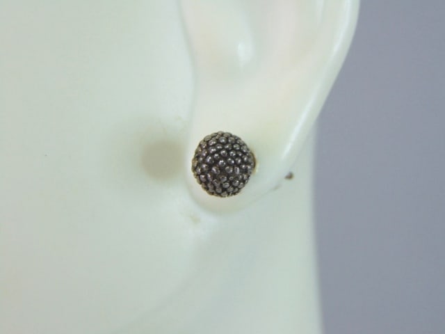 Womens Vintage Estate Sterling Silver Earrings: A PAIR OF WOMENS STERLING SILVER EARRINGS. EARRINGS WEIGH 1.5g AND MEASURES 1/4" LONG BY 1/4" WIDE . ANY QUESTIONS, PLEASE DO NOT HESITATE TO ASK. BE SURE TO CHECK OUT SOME OF MY OTHER GREAT ITEMS UP 