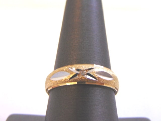 Mens Vintage 14K Gold Etched Diamond Wedding Band Ring: A MEN'S VINTAGE ESTATE 14K GOLD ETCHED WEDDING BAND THAT WEIGHS 4.9g. THE RING SIZE IS A 9.75, AND IS JUST UNDER 1/4" WIDE. RING IS STAMPED " 14K". THE DIAMOND IS ABOUT .01cts. ANY QUESTIONS PLEASE DO